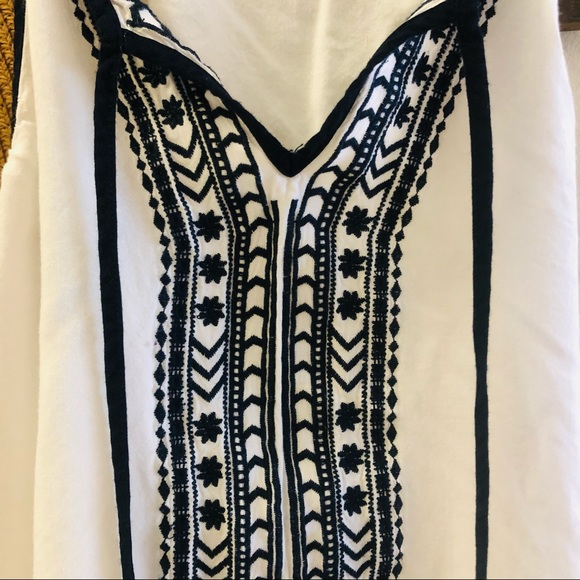 Embroidered flowy boho top - Picture 2 of 4